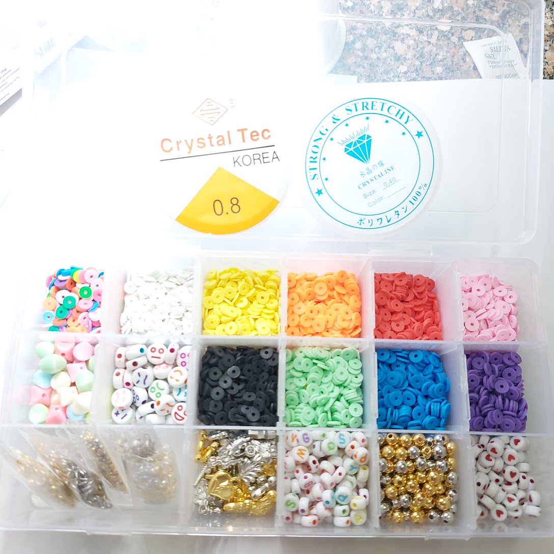 طقم ♥ الخرز الربر جمايكا ♥ منظم مستطيل12*23+ 10 لون ربر جمايكا +حروف + قلوب + سمايلي فيس + دلايات +زرد +خرز + أقفال + ستوبر+كفر ستوبر+ بكره أستيك وصناره هديه - الصورة 6