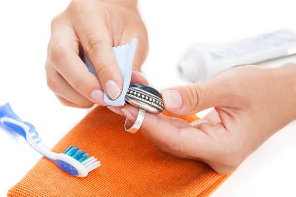 Read more about the article ازاي احافظ على القطعه الهاند ميد خاصه لو فيها معدن اكسسوار عادي؟