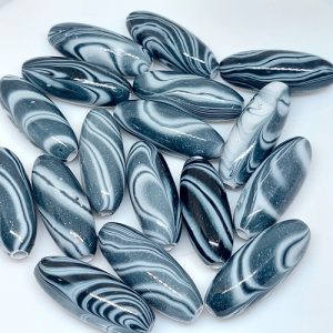 خرز أكريلك عنبه حجم ضخم  بتموجات -أسود- 50 جرام- في حدود 16 حبه